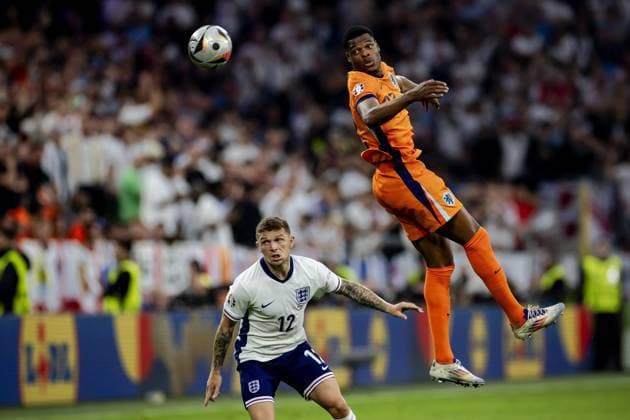DORTMUND - Kieran Trippier of England and Denzel Dumfries of Holland (l-r) during the UEFA EURO, EM, Europameisterschaft,Fussball 2024 Semi-final match between the Netherlands and England at the BVB Stadium Dortmund on July 10, 2024 in Dortmund, Germany. ANP KOEN VAN WEEL netherlands out - belgium out Dortmund xVIxxIVx 503204381 originalFilename: 0709097261st.jpg