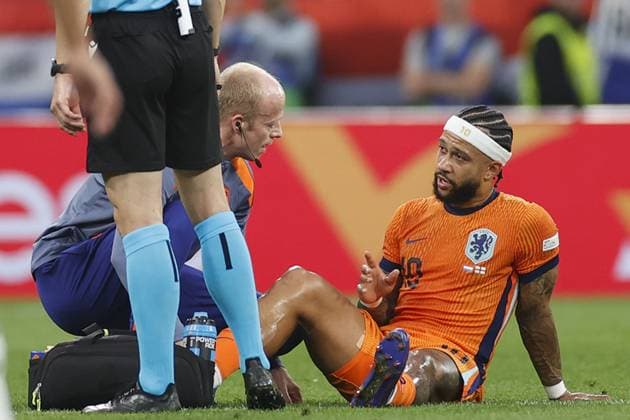 DORTMUND, 10-07-2024, BVB Stadium , European Football Championship Euro2024, Semi finals match no.50 between Netherlands and England. Netherlands player Memphis Depay injured Netherlands - England (Euro2024)  x25729786x Copyright: