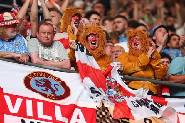 Niederlande gegen England 10. Juli 2024, Dortmund UEFA EUROs Halbfinale Niederlande gegen England England-Fans als Löwen verkleidet Foto Charlotte Wilson Abseits Dortmund Deutschland  Copyright: xCharlottexWilsonx xOffsidexOffside