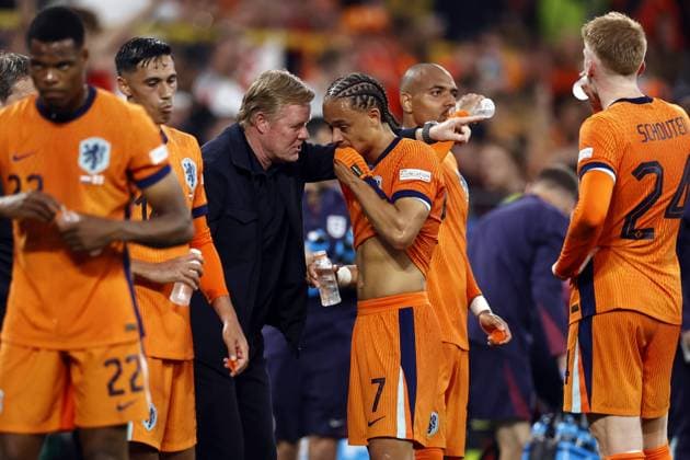 Dortmund - (l-r) Holland coach Ronald Koeman, Xavi Simons of Holland during the UEFA EURO, EM, Europameisterschaft,Fussball 2024 Semi-final match between the Netherlands and England at the BVB Stadium Dortmund on July 10, 2024 in Dortmund, Germany. ANP MAURICE VAN STEEN UEFA EURO 2024 2024 xVIxANPxSportx xxANPxIVx 503204649 originalFilename: 503204649.jpg