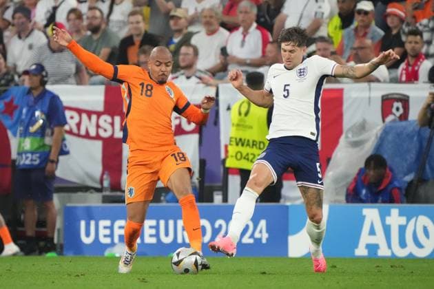 Donyell Malen Netherlands, Netherlands, 18 in duel with John Stones England, 05 Dortmund 10 07 2024 Netherlands vs England, EURO2024 M50, semi-final, EM Arena Dortmund