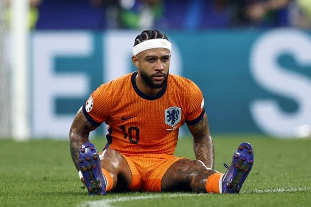 Dortmund - Memphis Depay of Holland sits on the ground injured during the UEFA EURO, EM, Europameisterschaft,Fussball 2024 Semi-final match between the Netherlands and England at the BVB Stadium Dortmund on July 10, 2024 in Dortmund, Germany. ANP MAURICE VAN STEEN UEFA EURO 2024 2024 xVIxANPxSportx xxANPxIVx 503204663 originalFilename: 503204663.jpg