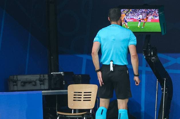 Euro 2024 Netherlands England on 10 07 2024 at BVB Stadium Dortmund in Dortmund Referee Felix Zwayer in the review area MH
