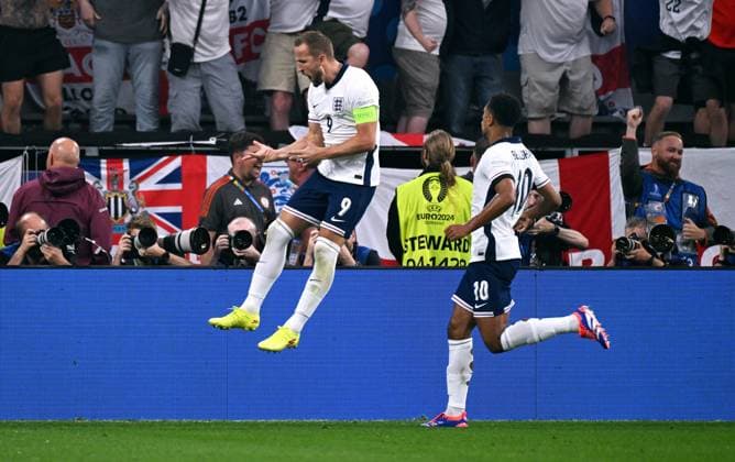 Football, European Championship, EURO 2024, Semi-final, Signal Iduna Park Dortmund, Netherlands England Cheers Harry Kane ENG after his goal to make it 1 1 Cheers, joy, action