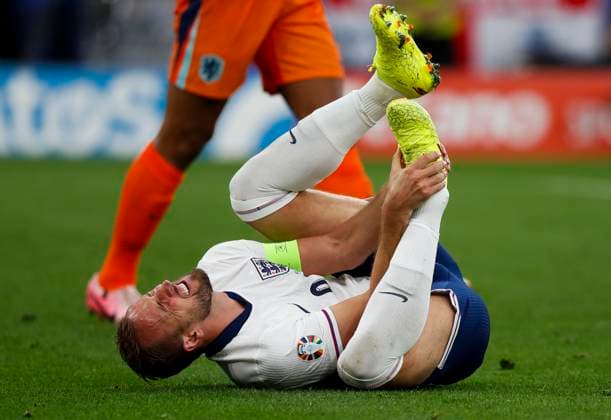 Netherlands v England UEFA EURO, EM, Europameisterschaft,Fussball 2024 Semi-final Harry Kane of England holds his foot after being fouled by Englands penalty during the UEFA Euro 2024 Semi-final match between Netherlands and England at Signal Iduna Park, Dortmund UK Newspapers OUT Copyright: xPaulxChestertonx FIL-20342-0124