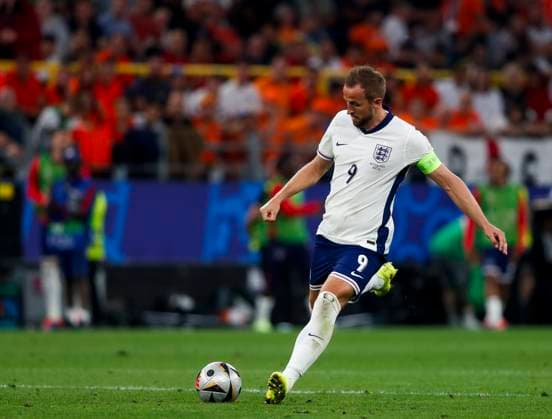 Netherlands v England UEFA EURO, EM, Europameisterschaft,Fussball 2024 Semi-final Harry Kane of England passes the ball during the UEFA Euro 2024 Semi-final match between Netherlands and England at Signal Iduna Park, Dortmund UK Newspapers OUT Copyright: xPaulxChestertonx FIL-20342-0145