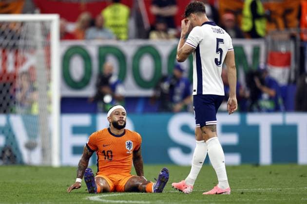Dortmund - Memphis Depay of Holland sits on the ground injured during the UEFA EURO, EM, Europameisterschaft,Fussball 2024 Semi-final match between the Netherlands and England at the BVB Stadium Dortmund on July 10, 2024 in Dortmund, Germany. ANP MAURICE VAN STEEN netherlands out - belgium out Dortmund xVIxxIVx 503204696 originalFilename: 0709100334st.jpg