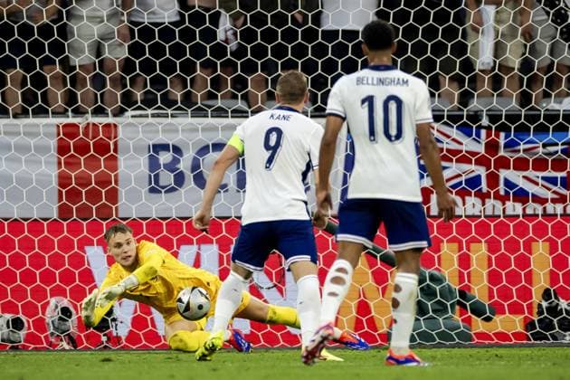 DORTMUND - Holland goalkeeper Bart Verbruggen during the UEFA EURO, EM, Europameisterschaft,Fussball 2024 Semi-final match between the Netherlands and England at the BVB Stadium Dortmund on July 10, 2024 in Dortmund, Germany. ANP KOEN VAN WEEL UEFA EURO 2024 2024 xVIxANPxSportx xxANPxIVx 503204985 originalFilename: 503204985.jpg