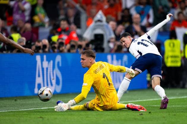 Philip Foden England, 11 misses the goal chance in a duel with Bart Verbruggen Netherlands, 01 , GER, Netherlands NED vs England ENG , European Football Championship, UEFA EURO 2024, Semifinal, 10 07 2024 GER, Netherlands NED vs England ENG , European Football Championship, UEFA EURO 2024, Semifinal, 10 07 2024 Dortmund Copyright: xEibner-Pressefoto Memmlerx EP_MMR