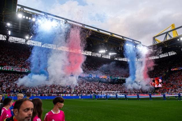 Pre-match show with fireworks in front of the fans of England, GER, Netherlands NED vs England ENG , European Football Championship, UEFA EURO 2024, Semifinal, 10 07 2024 GER, Netherlands NED vs England ENG , European Football Championship, UEFA EURO 2024, Semifinal, 10 07 2024 Dortmund Copyright: xEibner-Pressefoto Memmlerx EP_MMR