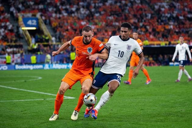 Jude Bellingham England, 10 in duel with Stefan De Vrij Netherlands, 06 , GER, Netherlands NED vs England ENG , European Football Championship, UEFA EURO 2024, Semifinal, 10 07 2024 GER, Netherlands NED vs England ENG , European Football Championship, UEFA EURO 2024, Semifinal, 10 07 2024 Dortmund Copyright: xEibner-Pressefoto Memmlerx EP_MMR