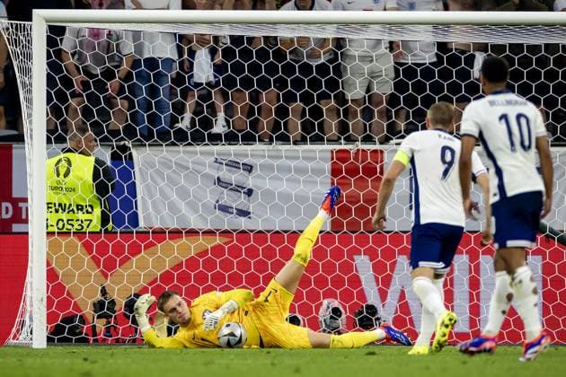 DORTMUND - Holland goalkeeper Bart Verbruggen during the UEFA EURO, EM, Europameisterschaft,Fussball 2024 Semi-final match between the Netherlands and England at the BVB Stadium Dortmund on July 10, 2024 in Dortmund, Germany. ANP KOEN VAN WEEL UEFA EURO 2024 2024 xVIxANPxSportx xxANPxIVx 503204993 originalFilename: 503204993.jpg