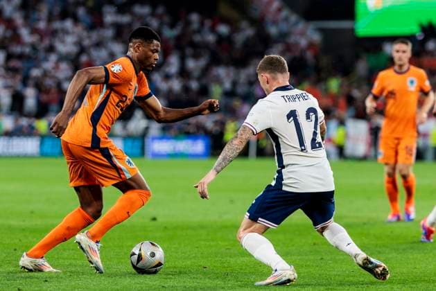 UEFA EURO 2024 Netherlands England 10 07 2024 Denzel Dumfries Netherlands, 22 , Kieran Trippier England, 12 UEFA EURO 2024 Netherlands England BVB Stadion Dortmund, Dortmund on 10 07 2024 Copyright: xBEAUTIFULxSPORTS Wunderlx