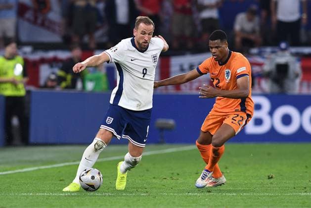 Soccer UEFA EURO 2024 Semi Final Netherlands England on 10 07 2024 at BVB Stadion Dortmund in Dortmund Harry Kane England , left Denzel Dumfries Netherlands , right xRx