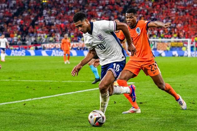 2024-07-10 Netherlands v England - UEFA EURO, EM, Europameisterschaft,Fussball 2024 Semi Final DORTMUND, NETHERLANDS - JULY 10: Jude Bellingham of England battles for possession with Denzel Dumfries of the Netherlands during the UEFA EURO 2024 Semi Final match between Netherlands and England at BVB Stadion Dortmund on July 10, 2024 in Dortmund, Netherlands. Dortmund BVB Stadion Dortmund Netherlands Content not available for redistribution in The Netherlands directly or indirectly through any third parties. Copyright: xAndrexWeeningx