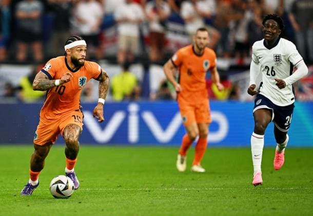 Germany Soccer Euro 2024 Netherlands - England 8726695 10.07.2024 Netherlands Memphis Depay, left, controls a ball during the UEFA EURO, EM, Europameisterschaft,Fussball 2024 semi-final soccer match between Netherlands and England at the BVB Stadion Dortmund, in Dortmund, Germany. Alexey Filippov Sputnik Dortmund Germany  Copyright: xAlexeyxFilippovx