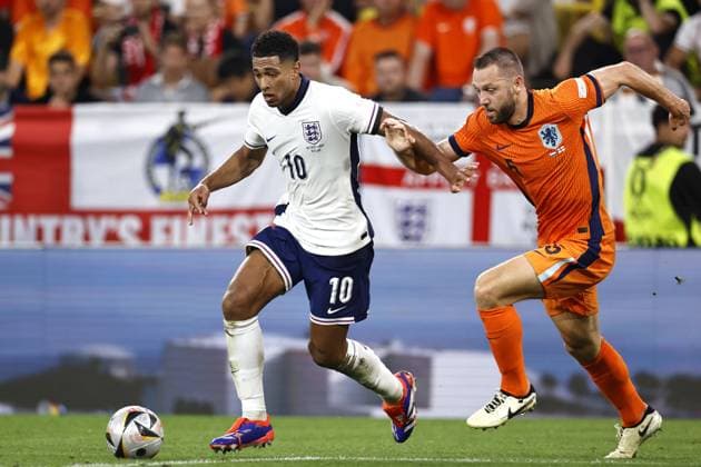 Dortmund - (l-r) Jude Bellingham of England, Stefan De Vrij of Holland during the UEFA EURO, EM, Europameisterschaft,Fussball 2024 Semi-final match between the Netherlands and England at the BVB Stadium Dortmund on July 10, 2024 in Dortmund, Germany. ANP MAURICE VAN STEEN UEFA EURO 2024 2024 xVIxANPxSportx xxANPxIVx 503205446 originalFilename: 503205446.jpg