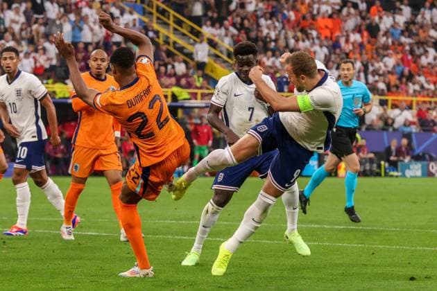 2024-07-10 The Netherlands v England - Semi-Final - UEFA EURO, EM, Europameisterschaft,Fussball 2024 DORTMUND, GERMANY - JULY 10: Denzel Dumfries of the Netherlands and Harry Kane of England battle for possession during the Semi-Final - UEFA EURO 2024 match between The Netherlands and England at BVB Stadion Dortmund on July 10, 2024 in Dortmund, Germany. (Photo by Peter Lous BSR Agency) Dortmund Germany Content not available for redistribution in The Netherlands directly or indirectly through any third parties. Copyright: xBSRxAgencyx