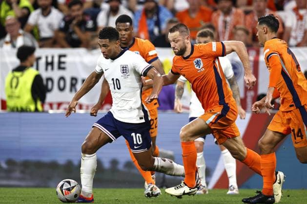 Dortmund - (l-r) Jude Bellingham of England, Stefan De Vrij of Holland during the UEFA EURO, EM, Europameisterschaft,Fussball 2024 Semi-final match between the Netherlands and England at the BVB Stadium Dortmund on July 10, 2024 in Dortmund, Germany. ANP MAURICE VAN STEEN netherlands out - belgium out Dortmund xVIxxIVx 503205350 originalFilename: 0709105328st.jpg