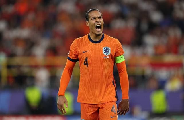 10 07 2024, European Football Championship, UEFA EURO 2024, Netherlands England, semi-final, BVB Stadion Dortmund, v l , Virgil van Dijk Netherlands gives instructions, gesticulates, gesticulates with arms gives instructions, gesticulates, shouts Copyright: HMBxMedia