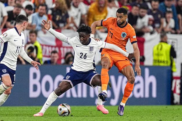 2024-07-10 Netherlands v England - Semi-Final - UEFA EURO, EM, Europameisterschaft,Fussball 2024 DORTMUND, GERMANY - JULY 10: Kobbie Mainoo of England, Cody Gakpo of the Netherlands battle for the ball during the Semi-Final - UEFA EURO 2024 match between Netherlands and England at BVB Stadion Dortmund on July 10, 2024 in Dortmund, Germany. (Photo by Joris Verwijst BSR Agency) Dortmund Germany Content not available for redistribution in The Netherlands directly or indirectly through any third parties. Copyright: xBSRxAgencyx