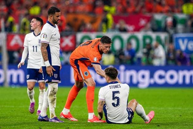 2024-07-10 Netherlands v England - UEFA EURO, EM, Europameisterschaft,Fussball 2024 Semi Final DORTMUND, NETHERLANDS - JULY 10: Wout Weghorst of the Netherlands giving a helping hand to John Stones of England during the UEFA EURO 2024 Semi Final match between Netherlands and England at BVB Stadion Dortmund on July 10, 2024 in Dortmund, Netherlands. Dortmund BVB Stadion Dortmund Netherlands Content not available for redistribution in The Netherlands directly or indirectly through any third parties. Copyright: xAndrexWeeningx