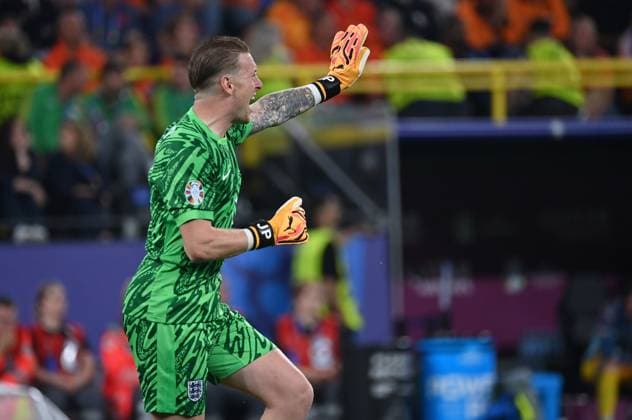 10 07 2024, xjrdrx, Football EM 2024 1 2 Final, England Netherlands emspor, v l Jordan Pickford England gives instructions, gesticulates, gesticulate with arms gives instructions, gesticulate DFL DFB REGULATIONS PROHIBIT ANY USE OF PHOTOGRAPHS as IMAGE SEQUENCES and or QUASI VIDEO Dortmund