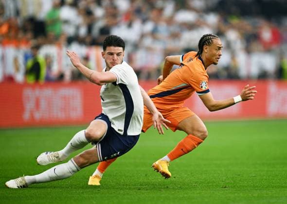 Germany Soccer Euro 2024 Netherlands - England 8726703 10.07.2024 England s Declan Rice, left, and Netherlands Xavi Simons struggle for a ball during the UEFA EURO, EM, Europameisterschaft,Fussball 2024 semi-final soccer match between Netherlands and England at the BVB Stadion Dortmund, in Dortmund, Germany. Alexey Filippov Sputnik Dortmund Germany  Copyright: xAlexeyxFilippovx