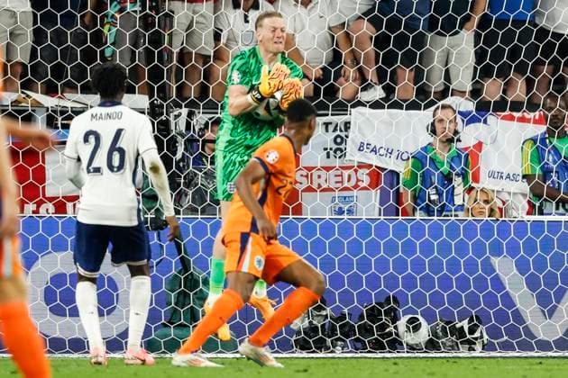 GER, Dortmund, Football, Netherlands vs England , Semifinal, Westfalenstadion Dortmund, UEFA EURO 2024, v l Mainoo England , Jordan Pickford England , Denzel Dumfries NED, 22 , duel, action, fight, fights for the ball, held, 10 07 2024, Copyright: HMBxMedia HeikoxBecker