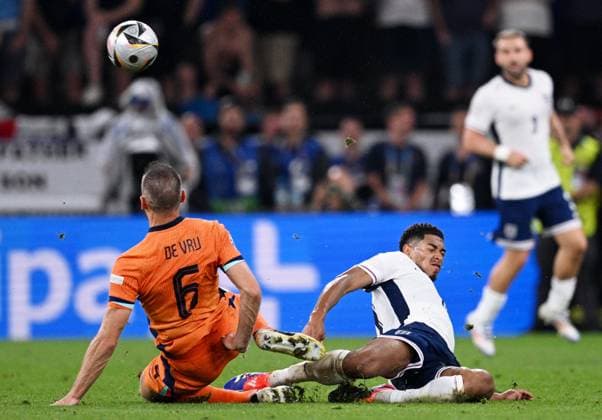 Germany Soccer Euro 2024 Netherlands - England 8726708 10.07.2024 Netherlands Stefan De Vrij, left, and England s Jude Bellingham struggle for a ball during the UEFA EURO, EM, Europameisterschaft,Fussball 2024 semi-final soccer match between Netherlands and England at the BVB Stadion Dortmund, in Dortmund, Germany. Alexey Filippov Sputnik Dortmund Germany  Copyright: xAlexeyxFilippovx