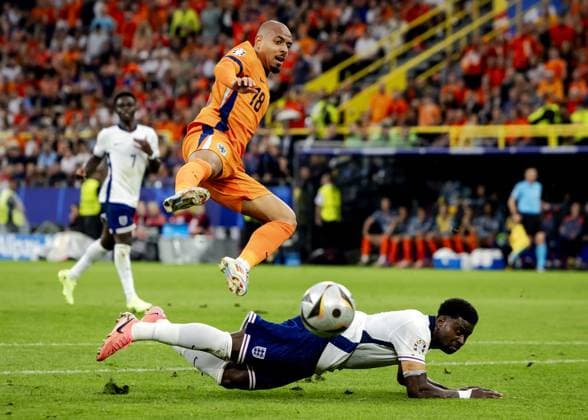 DORTMUND - Donyell Malen of Holland and Marc Guehi of England (l-r) during the UEFA EURO, EM, Europameisterschaft,Fussball 2024 Semi-final match between the Netherlands and England at the BVB Stadium Dortmund on July 10, 2024 in Dortmund, Germany. ANP KOEN VAN WEEL netherlands out - belgium out Dortmund xVIxxIVx 503205889 originalFilename: 0709107675st.jpg