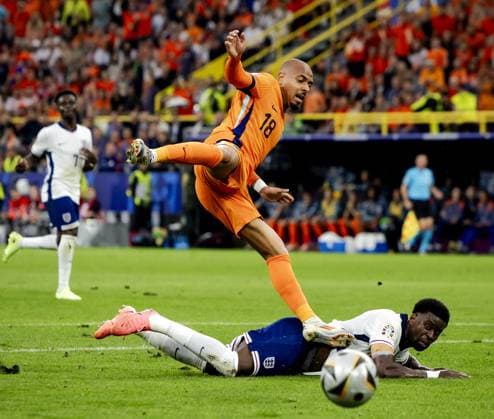 DORTMUND - Donyell Malen of Holland and Marc Guehi of England (l-r) during the UEFA EURO, EM, Europameisterschaft,Fussball 2024 Semi-final match between the Netherlands and England at the BVB Stadium Dortmund on July 10, 2024 in Dortmund, Germany. ANP KOEN VAN WEEL netherlands out - belgium out Dortmund xVIxxIVx 503206015 originalFilename: 0709107933st.jpg