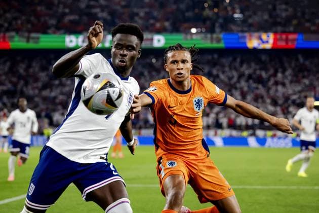 DORTMUND - Bukayo Saka of England and Nathan Ake of Holland (l-r) during the UEFA EURO, EM, Europameisterschaft,Fussball 2024 Semi-final match between the Netherlands and England at the BVB Stadium Dortmund on July 10, 2024 in Dortmund, Germany. ANP KOEN VAN WEEL UEFA EURO 2024 2024 xVIxANPxSportx xxANPxIVx 503207493 originalFilename: 503207493.jpg