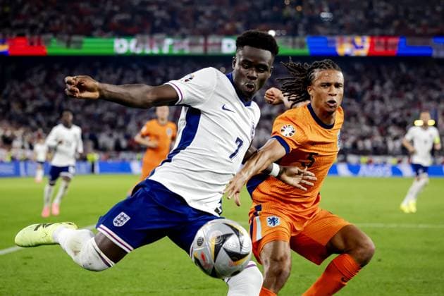DORTMUND - Bukayo Saka of England and Nathan Ake of Holland (l-r) during the UEFA EURO, EM, Europameisterschaft,Fussball 2024 Semi-final match between the Netherlands and England at the BVB Stadium Dortmund on July 10, 2024 in Dortmund, Germany. ANP KOEN VAN WEEL UEFA EURO 2024 2024 xVIxANPxSportx xxANPxIVx 503207560 originalFilename: 503207560.jpg