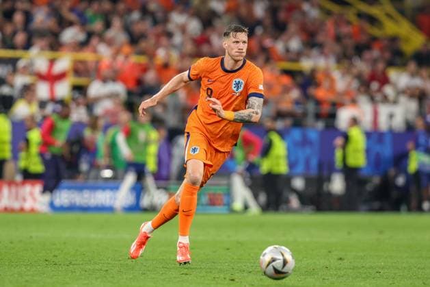2024-07-10 The Netherlands v England - Semi-Final - UEFA EURO, EM, Europameisterschaft,Fussball 2024 DORTMUND, GERMANY - JULY 10: Wout Weghorst of the Netherlands runs with the ball during the Semi-Final - UEFA EURO 2024 match between The Netherlands and England at BVB Stadion Dortmund on July 10, 2024 in Dortmund, Germany. (Photo by Peter Lous BSR Agency) Dortmund Germany Content not available for redistribution in The Netherlands directly or indirectly through any third parties. Copyright: xBSRxAgencyx