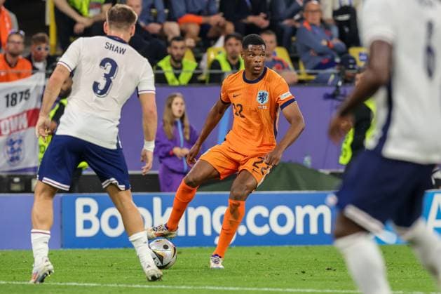 2024-07-10 The Netherlands v England - Semi-Final - UEFA EURO, EM, Europameisterschaft,Fussball 2024 DORTMUND, GERMANY - JULY 10: Denzel Dumfries of the Netherlands looks on during the Semi-Final - UEFA EURO 2024 match between The Netherlands and England at BVB Stadion Dortmund on July 10, 2024 in Dortmund, Germany. (Photo by Peter Lous BSR Agency) Dortmund Germany Content not available for redistribution in The Netherlands directly or indirectly through any third parties. Copyright: xBSRxAgencyx