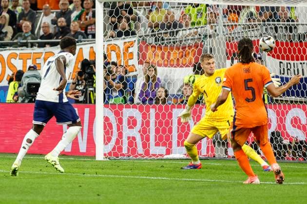 GER, Dortmund, Football, Netherlands vs England , Semi-final, Westfalenstadion Dortmund, UEFA EURO 2024, v l Bukayo Saka England , Bart Verbruggen NED, 01 , Nathan Ake NED, 05 , duel, action, fight, fights for the ball, 10 07 2024, Copyright: HMBxMedia HeikoxBecker