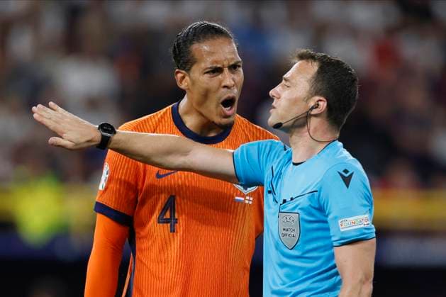 Netherlands v England: Semi-Final - UEFA EURO, EM, Europameisterschaft,Fussball 2024 Virgil van Dijk of Netherlands shouts at Referee Felix Zwayer during the UEFA EURO 2024 semi-final match between Netherlands and England at Football Stadium Dortmund on July 10, 2024 in Dortmund, Germany. Dortmund Football Stadium Dortmund Germany Germany Copyright: xRichardxSellers Sportsphoto APLx 14045388