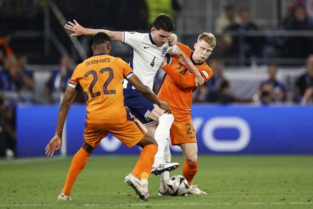Dortmund - (l-r) Denzel Dumfries of Holland, Declan Rice of England, Jerdy Schouten of Holland during the UEFA EURO, EM, Europameisterschaft,Fussball 2024 Semi-final match between the Netherlands and England at the BVB Stadium Dortmund on July 10, 2024 in Dortmund, Germany. ANP MAURICE VAN STEEN netherlands out - belgium out Dortmund xVIxxIVx 503207887 originalFilename: 0709113388st.jpg