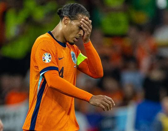 Football - UEFA EURO, EM, Europameisterschaft,Fussball 2024 - Semi-Final - Netherlands v England DORTMUND, GERMANY - Wednesday, July 10, 2024: Netherlands captain Virgil van Dijk, with a bleeding cut above his left eye, during the UEFA Euro 2024 Semi-Final match between Netherlands and England at the Westfalenstadion. (Photo by David Rawcliffe Propaganda) DORTMUND Westfalenstadion NORTH RHINE-WESTPHALIA GERMANY  Copyright: xDavidxRawcliffex P2024-07-10-Netherlands_England-58