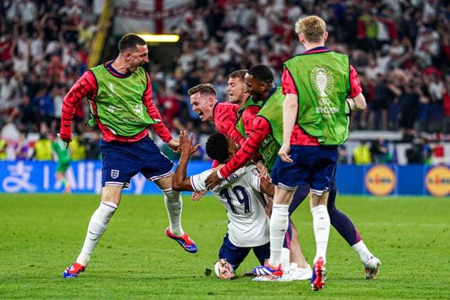 2024-07-10 Netherlands v England - Semi-Final - UEFA EURO, EM, Europameisterschaft,Fussball 2024 DORTMUND, GERMANY - JULY 10: Ollie Watkins of England celebrates the late winning goal with his teammates during the Semi-Final - UEFA EURO 2024 match between Netherlands and England at BVB Stadion Dortmund on July 10, 2024 in Dortmund, Germany. (Photo by Joris Verwijst BSR Agency) Dortmund Germany Content not available for redistribution in The Netherlands directly or indirectly through any third parties. Copyright: xBSRxAgencyx