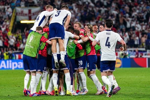 2024-07-10 Netherlands v England - Semi-Final - UEFA EURO, EM, Europameisterschaft,Fussball 2024 DORTMUND, GERMANY - JULY 10: Ollie Watkins of England celebrates the late winning goal with his teammates during the Semi-Final - UEFA EURO 2024 match between Netherlands and England at BVB Stadion Dortmund on July 10, 2024 in Dortmund, Germany. (Photo by Joris Verwijst BSR Agency) Dortmund Germany Content not available for redistribution in The Netherlands directly or indirectly through any third parties. Copyright: xBSRxAgencyx