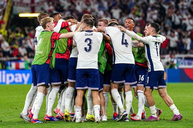 EURO 2024, Die Highlights 2024-07-10 Netherlands v England - Semi-Final - UEFA EURO, EM, Europameisterschaft,Fussball 2024 DORTMUND, GERMANY - JULY 10: Ollie Watkins of England celebrates the late winning goal with his teammates during the Semi-Final - UEFA EURO 2024 match between Netherlands and England at BVB Stadion Dortmund on July 10, 2024 in Dortmund, Germany. (Photo by Joris Verwijst BSR Agency) Dortmund Germany Content not available for redistribution in The Netherlands directly or indirectly through any third parties. Copyright: xBSRxAgencyx