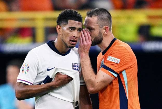 Germany Soccer Euro 2024 Netherlands - England 8726713 10.07.2024 England s Jude Bellingham, left, and Netherlands Stefan De Vrij talk during the UEFA EURO, EM, Europameisterschaft,Fussball 2024 semi-final soccer match between Netherlands and England at the BVB Stadion Dortmund, in Dortmund, Germany. Alexey Filippov Sputnik Dortmund Germany  Copyright: xAlexeyxFilippovx
