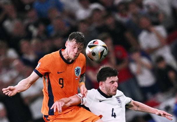 Germany Soccer Euro 2024 Netherlands - England 8726718 10.07.2024 Netherlands Wout Weghorst, left, and England s Declan Rice struggle for a ball during the UEFA EURO, EM, Europameisterschaft,Fussball 2024 semi-final soccer match between Netherlands and England at the BVB Stadion Dortmund, in Dortmund, Germany. Alexey Filippov Sputnik Dortmund Germany  Copyright: xAlexeyxFilippovx