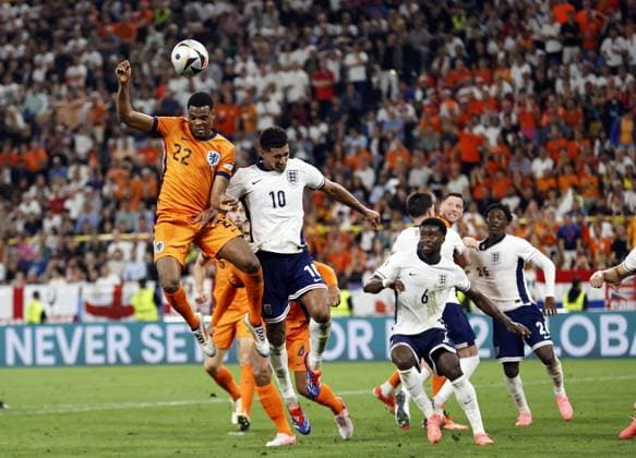 Dortmund - (l-r) Denzel Dumfries of Holland, Jude Bellingham of England during the UEFA EURO, EM, Europameisterschaft,Fussball 2024 Semi-final match between the Netherlands and England at the BVB Stadium Dortmund on July 10, 2024 in Dortmund, Germany. ANP MAURICE VAN STEEN UEFA EURO 2024 2024 xVIxANPxSportx xxANPxIVx 503208473 originalFilename: 503208473.jpg