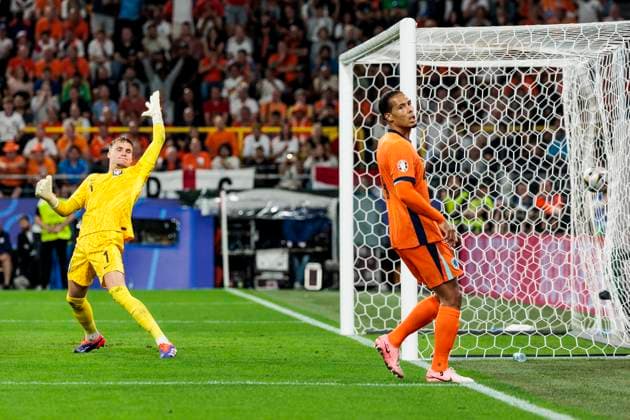 UEFA EURO 2024 Netherlands England 10 07 2024 Bart Verbruggen Netherlands, 1 cannot hold Bukayo Saka England, 7 Virgil van Dijk Netherlands, 4 UEFA EURO 2024 Netherlands England BVB Stadion Dortmund, Dortmund on 10 07 2024 Copyright: xBEAUTIFULxSPORTS Wunderlx