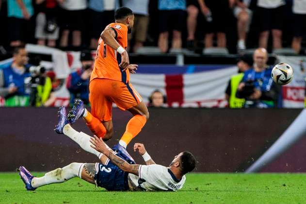 UEFA EURO 2024 Netherlands England 10 07 2024 Kyle Walker England, 2 in duel with Cody Gakpo Netherlands, 11 UEFA EURO 2024 Netherlands England BVB Stadion Dortmund, Dortmund on 10 07 2024 Copyright: xBEAUTIFULxSPORTS Wunderlx