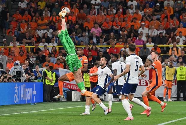 10 07 2024, xjrdrx, Football EM 2024 1 2 Final, England Netherlands emspor, v l Jordan Pickford England , Luke Shaw England , Marc Guehi England , John Stones England , Wout Weghorst Netherlands DFL DFB REGULATIONS PROHIBIT ANY USE OF PHOTOGRAPHS as IMAGE SEQUENCES and or QUASI VIDEO Dortmund