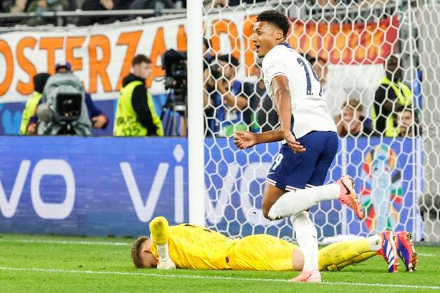 GER, Dortmund, football, Netherlands vs England , semi-final, Westfalenstadion Dortmund, UEFA EURO 2024, team, goal, goal, jubilation, goal celebration, joy, enthusiasm, celebrates, Ollie Watkins England , pulls away on goal and scores to win 1 2, on the ground Bart Verbruggen NED, 01 , 10 07 2024, Copyright: HMBxMedia HeikoxBecker